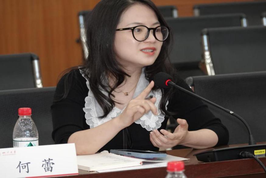 学工部学生122cc太阳集成游戏中心主任何蕾对学生进行现场辅导学工部学生122cc太阳集成游戏中心主任何蕾对学生进行现场辅导